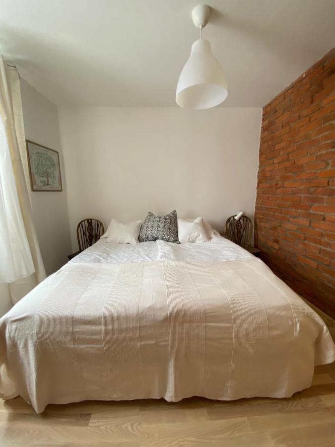 401 Mury Apartment *