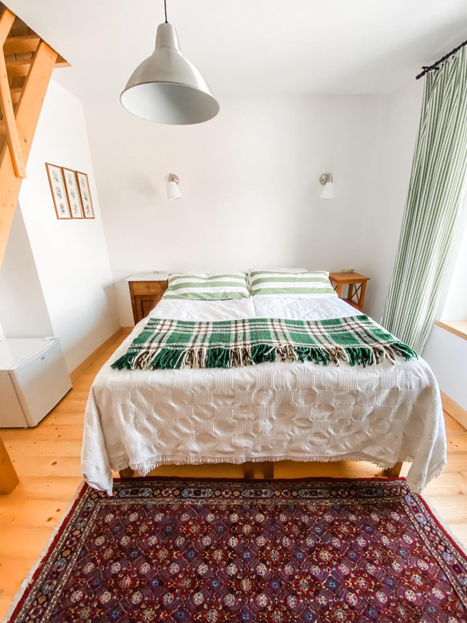 401 Mury Apartment *